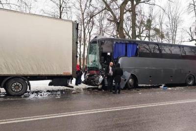 Возле Винницы столкнулись пассажирский автобус, четыре грузовика и две легковушки