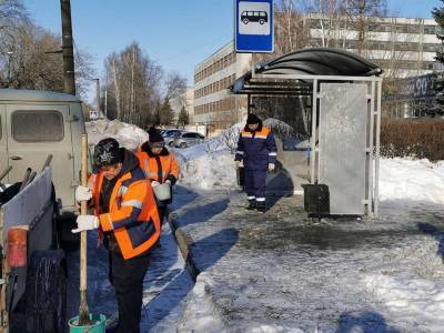 В Ульяновске коммунальщики расчищают тротуары и остановки