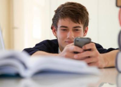 Роспотребнадзор запретил использование смартфонов в школах - можно только звонить