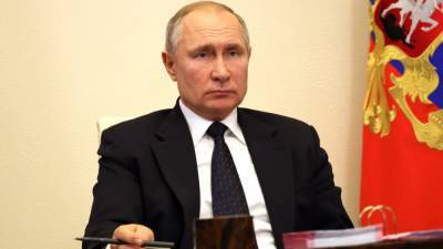Владимир Путин поручил зачистить огрехи с зарплатами бюджетников