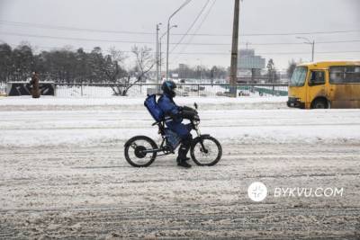 Киев уже третьи сутки расчищают от снега – фото