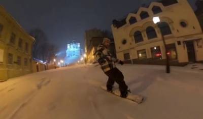 Андреевский спуск превратили в «горнолыжную трассу»: на улицу вышли сноубордисты (ВИДЕО)