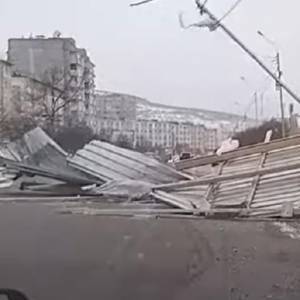 Ураганный ветер в Магадане сносит людей и крыши. Видео