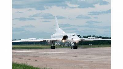 Два Ту-22М3 в сопровождении истребителей пролетели над Черным морем