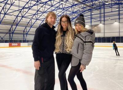Ольга Бузова и Яна Рудковская спровоцировали насмешки танцами на льду