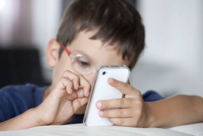 Школьникам Ивановской области запретят пользоваться смартфонами для учебы
