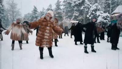 Танцевальный флешмоб на морозе устроили жительницы Якутска.