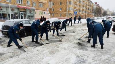 Курсанты МЧС пришли на помощь коммунальным службам столицы в уборке снега