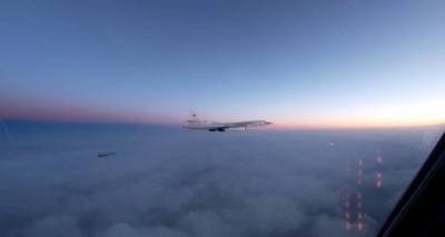 В небе "Белые лебеди": российские Ту-160 пролетели над тремя морями