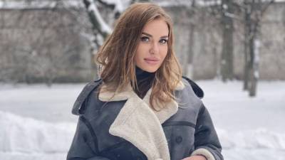 В черном пальто: Слава Каминская очаровала зимним образом – фото
