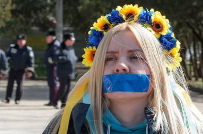 Неприемлемое вмешательство в свободу слова: в Европарламенте раскритиковали блокировку телеканалов