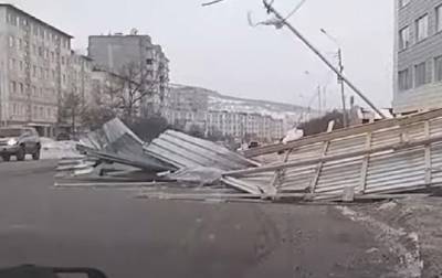 На России погода бушует! В Магадане ветер сносит крыши и сдувает пешеходов (КАДРЫ)