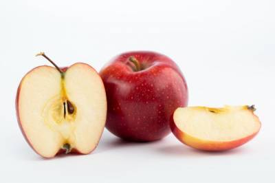 Два простых лайфхака, чтобы нарезанное яблоко не потемнело