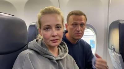 СМИ сообщили, что жена осужденного Навального уехала из России в Германию