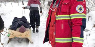 Скорая застряла в снегу: во Львовской области женщину с инфарктом пришлось везти на санях — фото