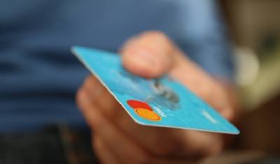 Пенсионеров предложили защитить от мошенничества с банковскими картами