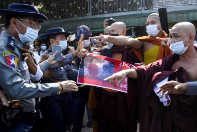 В Мьянме свой Майдан - с буддистскими монахами и без интернета