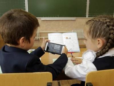 Российским школьникам запретили пользоваться смартфонами