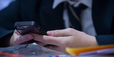 Роспотребнадзор запретил использование личных смартфонов для обучения