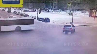 Видео: на перекрестке Ленинского и Кузнецова столкнулись две иномарки