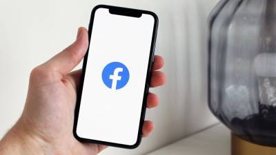 Facebook планирует отказаться от части политических постов