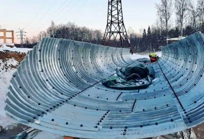 Фото: в Кингисеппе завершается сборка гигантской трубы для моста через реку Касколовка