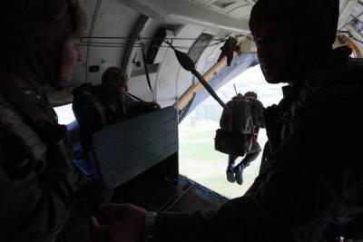 Военнослужащие отработали затяжные прыжки на учениях в Тамбовской области