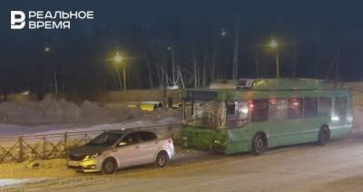 В Казани троллейбус врезался в легковушку на улице Фучика