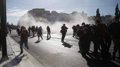 В Афинах полиция применила слезоточивый газ против участников митинга