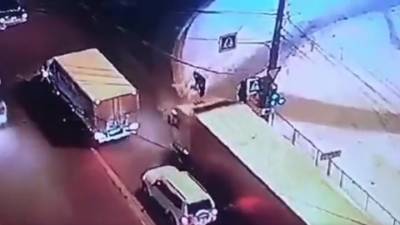Пешеход упал под колеса грузовика в Чебоксарах. Видео