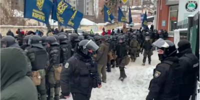 Нацкорпус заявил, что заблокировал базу с десятками «титушек» ОПЗЖ в Киеве. Начались столкновения, на место прибыла полиция — видео