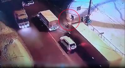 В Чебоксарах мужчина упал под проезжающий грузовик