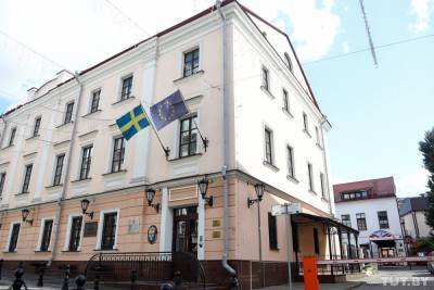 В посольстве Швеции в Минске уже полгода живут двое белорусов — отец и сын