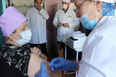 В Кайтагском районе медработники первыми вакцинировались от коронавируса