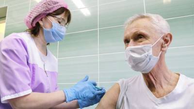 Подмосковные медики объяснили, почему пенсионеры проще переносят вакцинацию от COVID-19