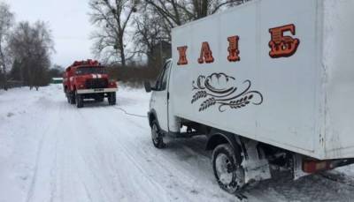 На Черниговщине спасатели массово вытаскивают из снега грузовики и «скорые»