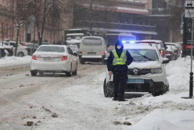 Из-за снежного коллапса в Киеве закрывают школы и детские сады