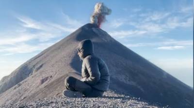 Парень медитировал на горе, когда рядом с ним стал извергаться вулкан - видео