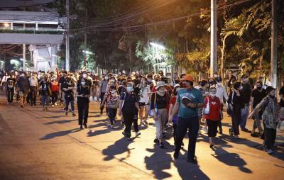 Протестующие в Бангкоке у полицейского участка потребовали отпустить задержанных