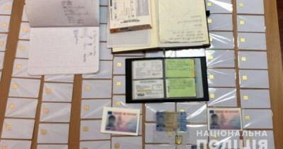 Житель Запорожья изготавливал и продавал поддельные паспорта и водительские удостоверения ЕС для заробитчан (4 фото)