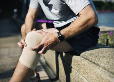 Почему болят колени и к какому врачу идти: возможные причины, симптомы и лечение