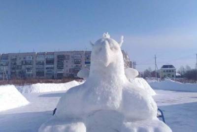 Жители Тверской области продолжают лепить из снега прекрасные скульптуры