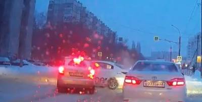 Иномарка и такси столкнулись в Липецке (видео)