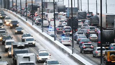 В Подмосковье водителей попросили отказаться от поездок из-за снегопада