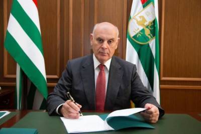 Президент Абхазии назначил главу СГБ и уволил главу таможни