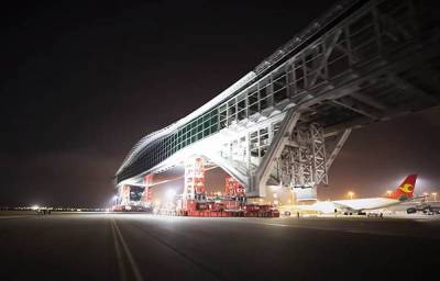 В аэропорту Гонконга 200-метровый мост переместили за 5 часов: впечатляющее видео