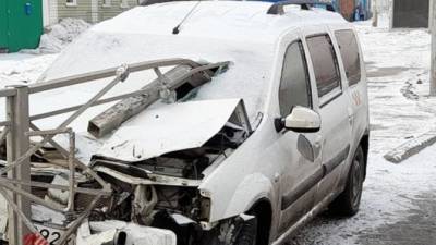 Протаранив ограждение, таксист в Оренбурге чудом остался жив