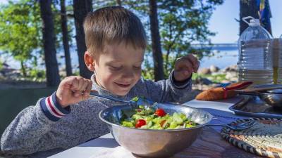 Комаровский объяснил, почему нежелательно кормить чужих детей