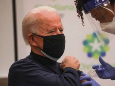 В США заявили, что ношение двух масок повышает защиту от коронавируса