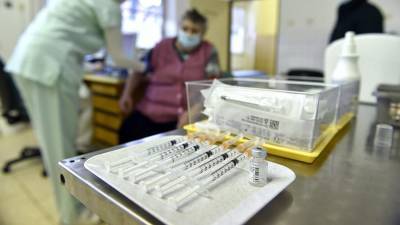 Медики в Чехии изучат связь смерти пациента с прививкой от COVID-19